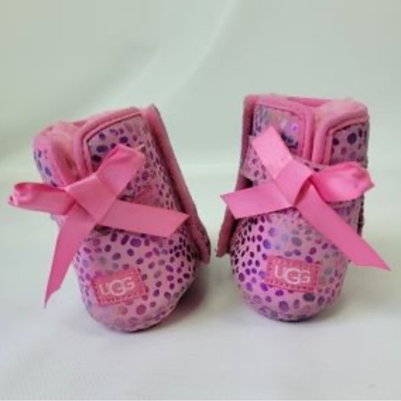 UGG
Kid's Jesse Bow II Spots
Pink Rose SPARKLE SUEDE
Size: 0/1 (0-6 Months) - Picture 2 of 16